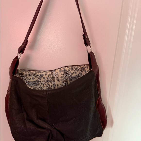 Elegant Burgundy Handmade Leather Shoulder Bag - Picture 4 of 7